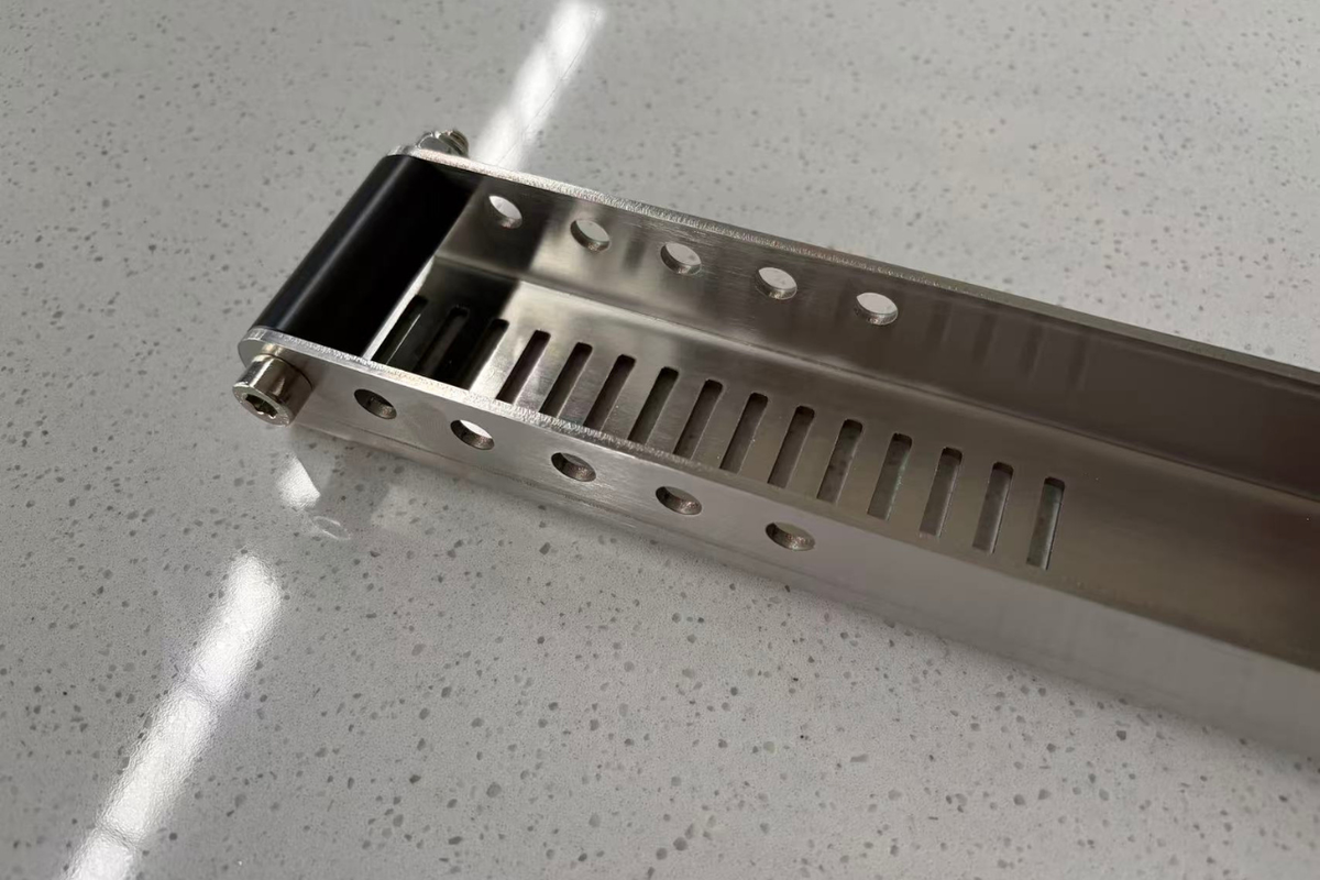 ROLL PLATE 테일게이트 롤 플레이트 — 테일게이트 모서리 보호